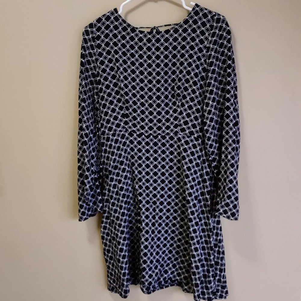 Black Geometric Pattern Dress with Flared Sleeve - Picture 2 of 5